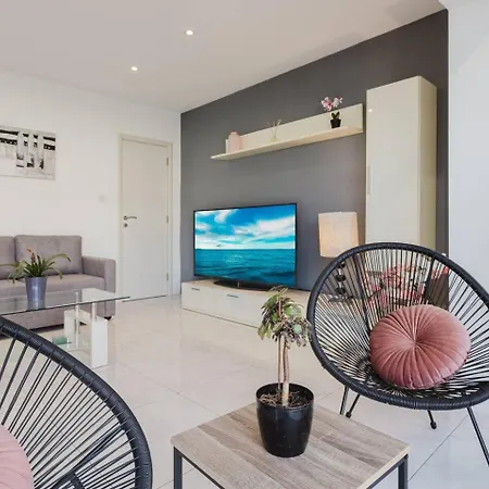 Apartment St Julians Centre 3bed With Views! By Homely